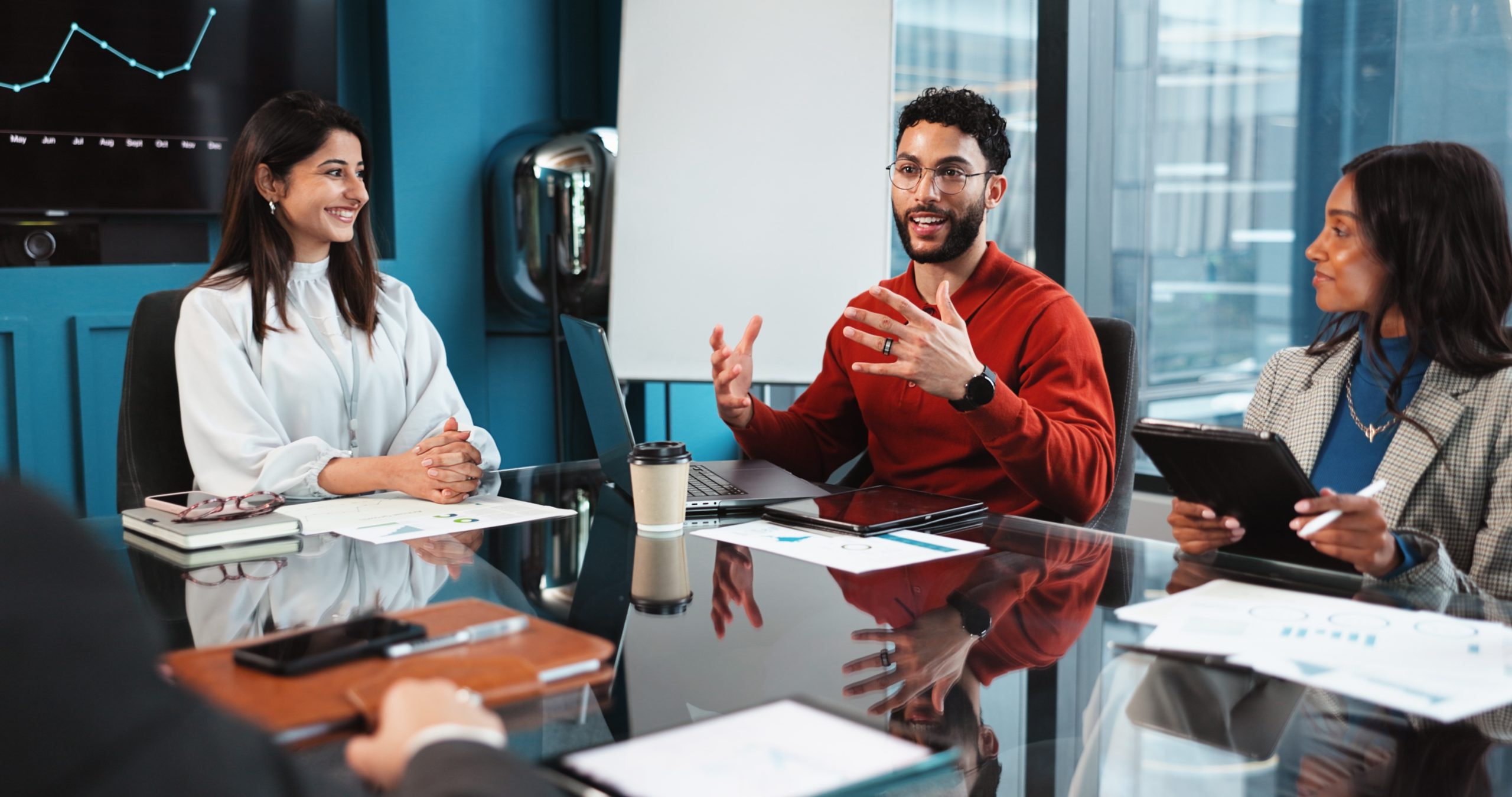 gerente de negocios y portatil feliz scaled